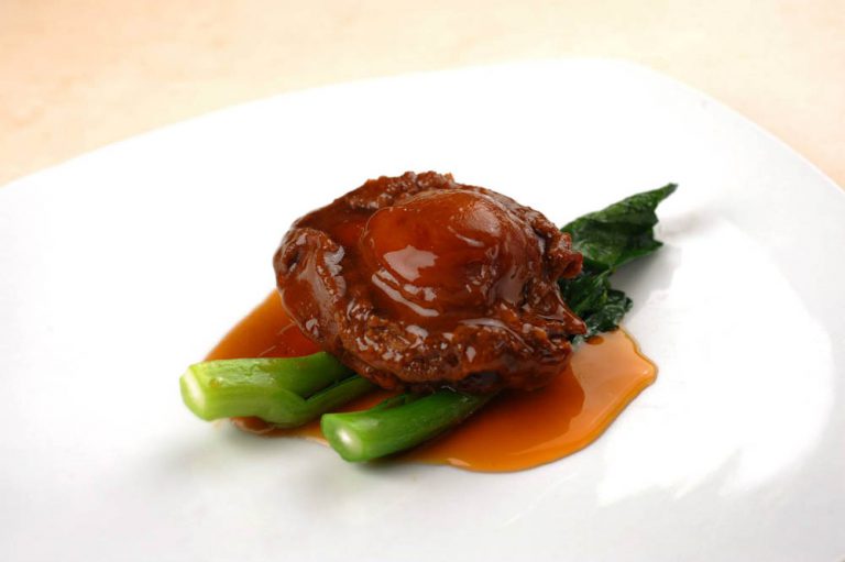 Braised Whole Abalone with Oyster Sauce 原粒蠔皇鲜鲍 Roland Restaurant